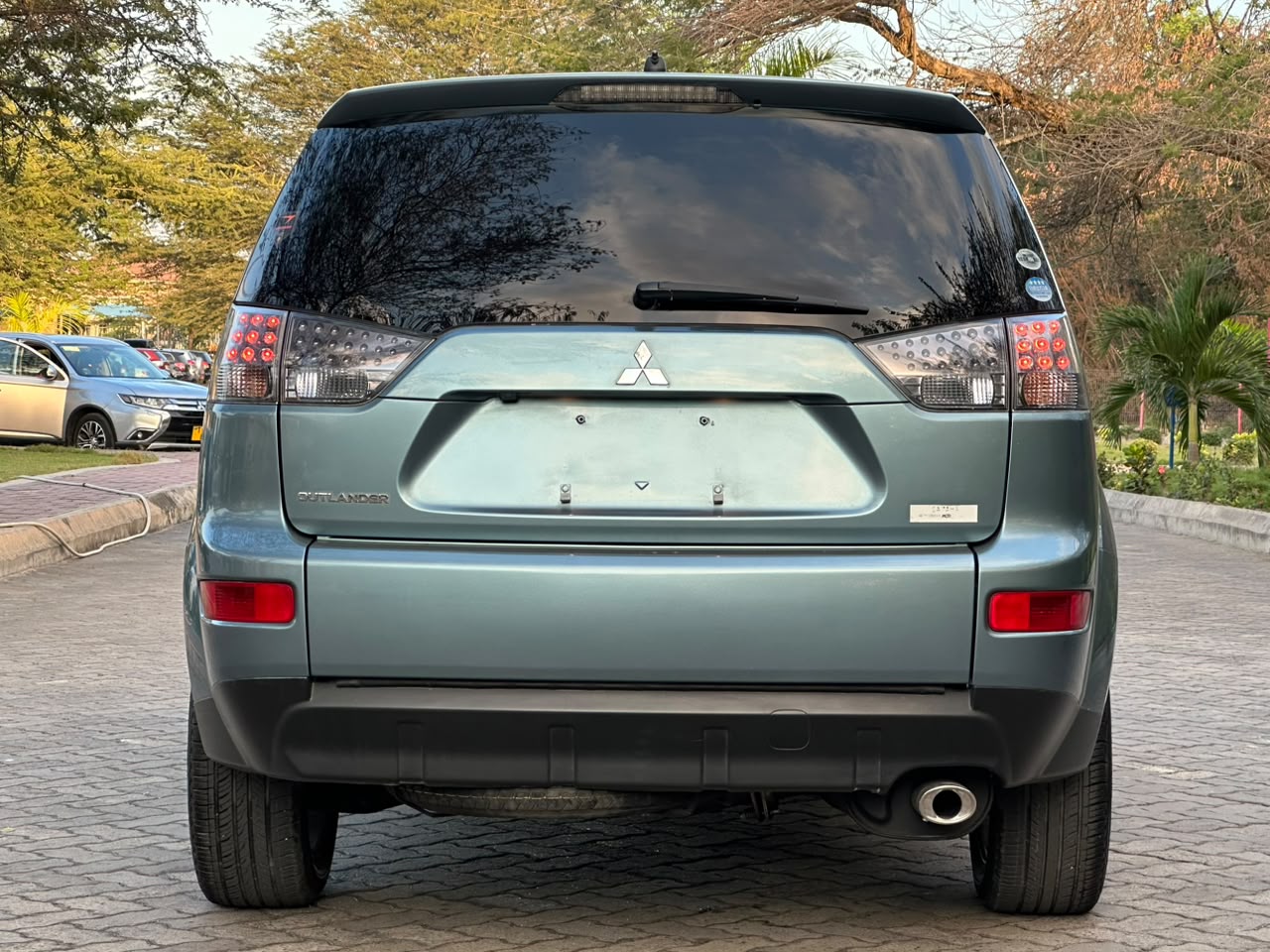 MITSUBISHI OUTLANDER thumbnail 7